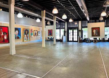 Bright Downtown Gallery in the Heart of the City